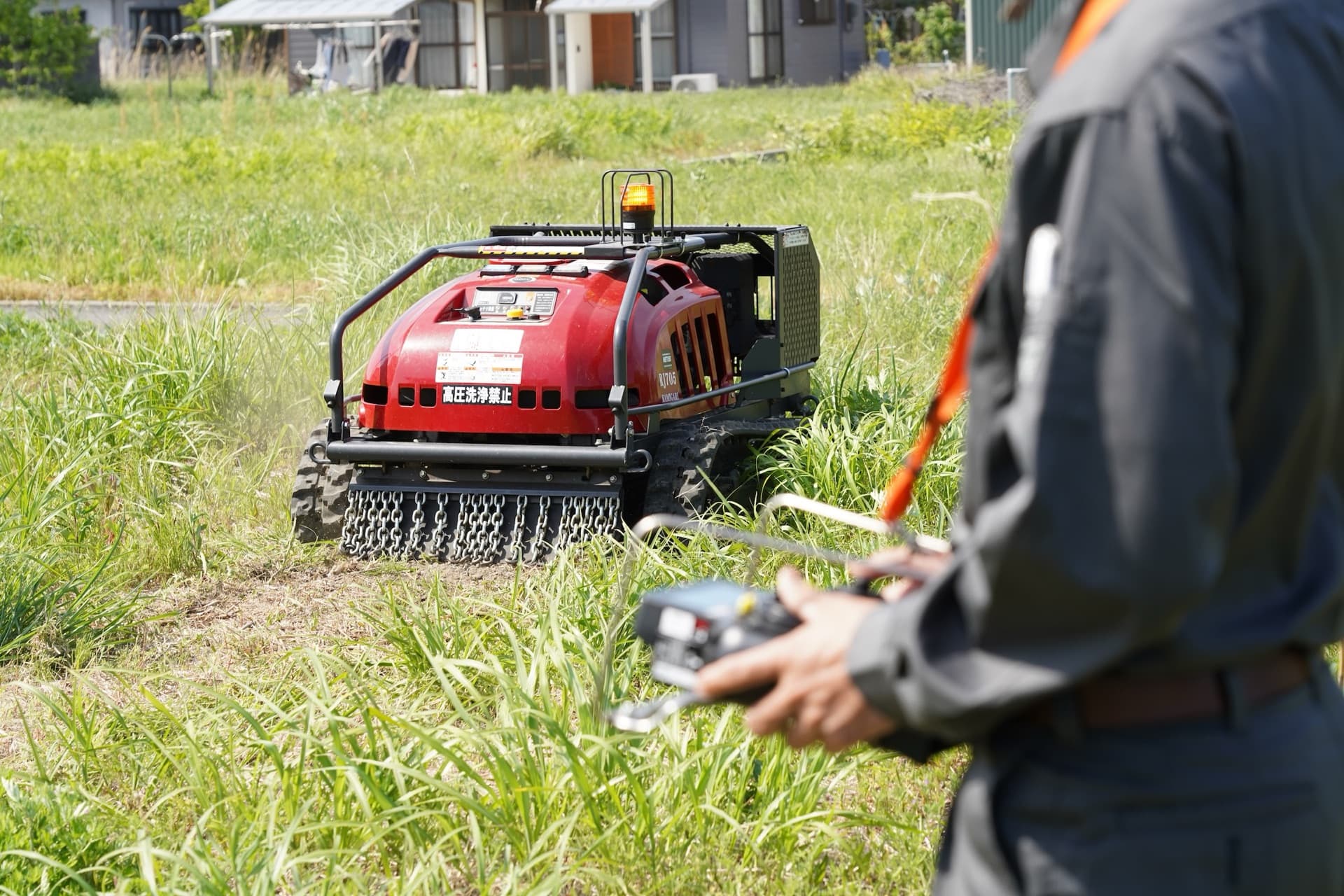 ラジコン式草刈機で作業する平成建設のスタッフ